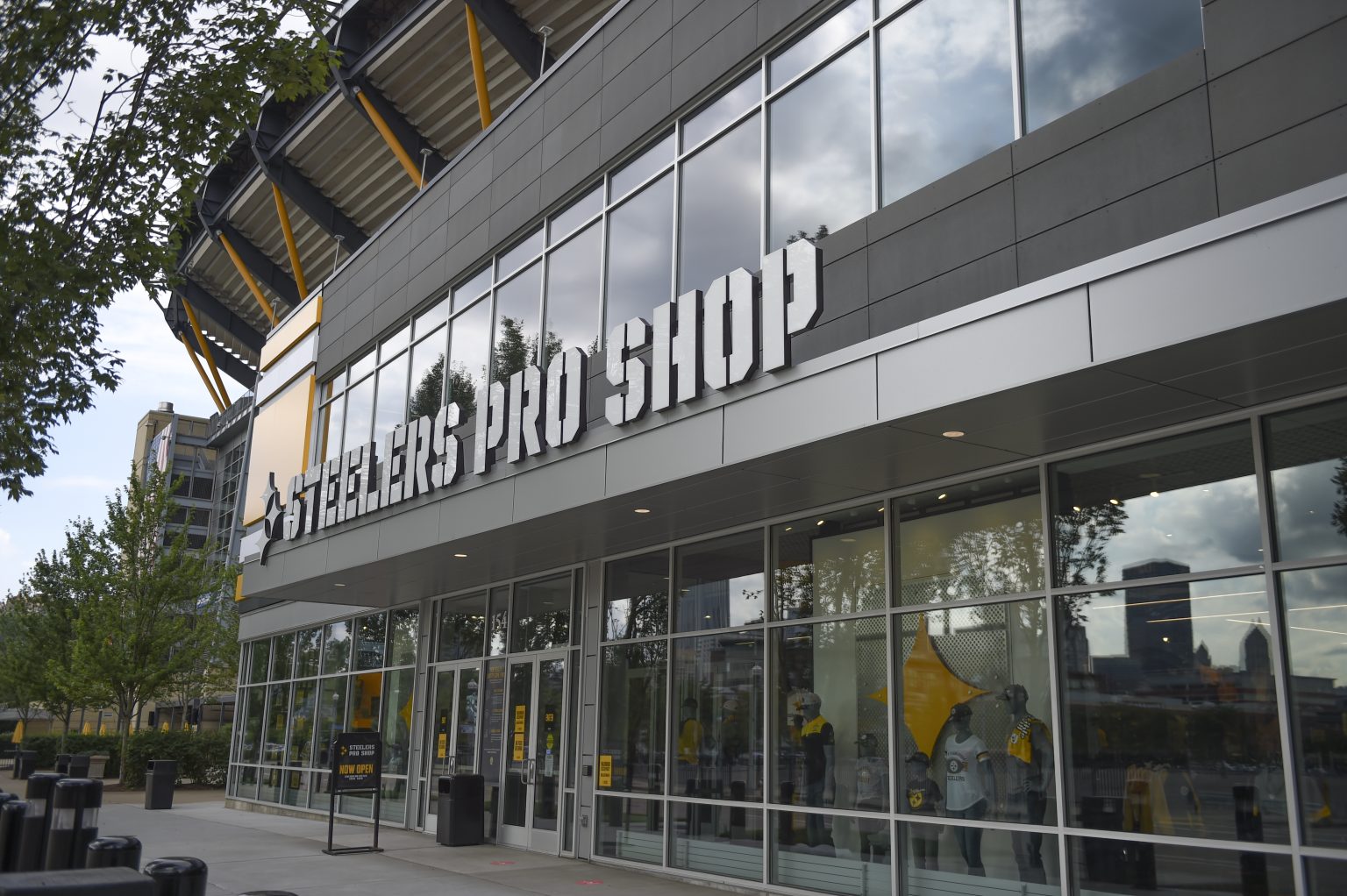 Steelers Pro Shop opens new location at Heinz Field